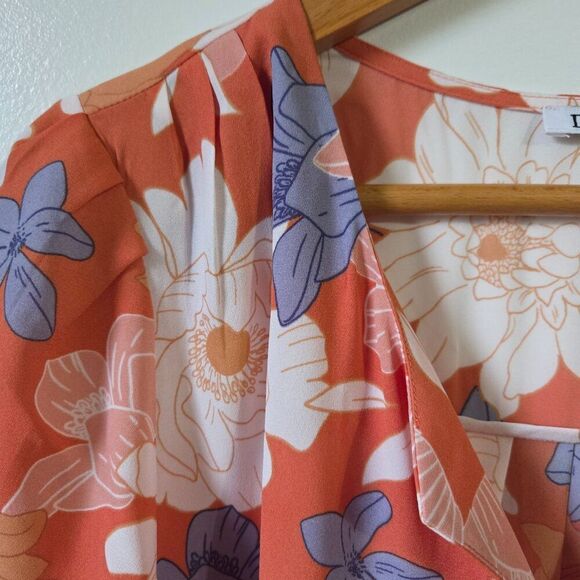 EUC DR2 FLORAL SPLIT V NECK FLORAL TOP SIZE MEDIUM SIZE TAG REMOVED - Picture 8 of 16